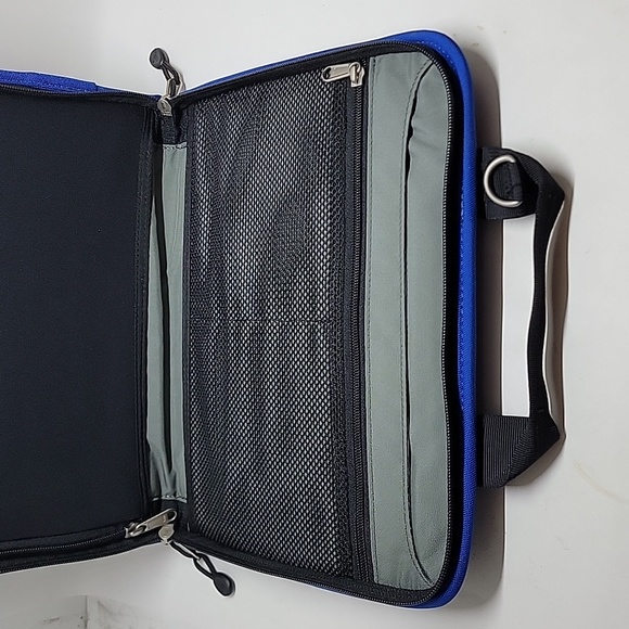 Rei Blue IPad or Tablet Carry Case - Picture 6 of 14